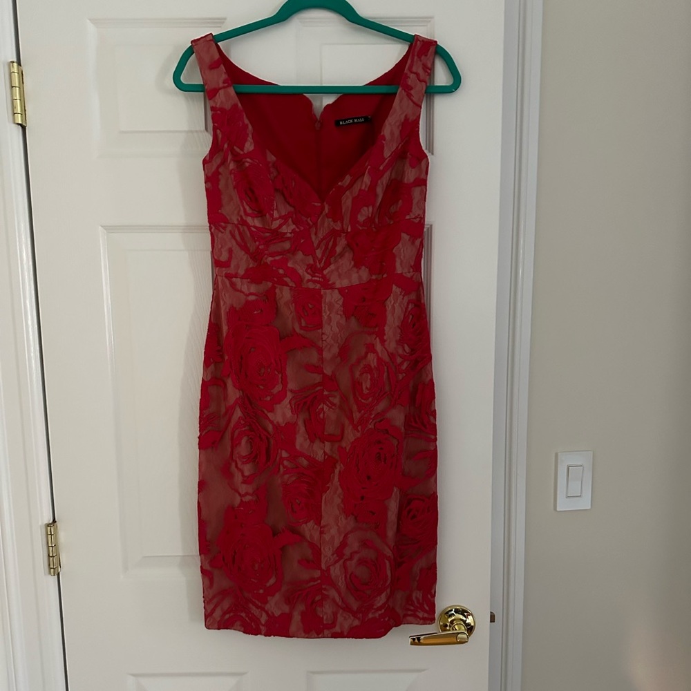 Black Halo size6 sheath dress. Lace overlay.